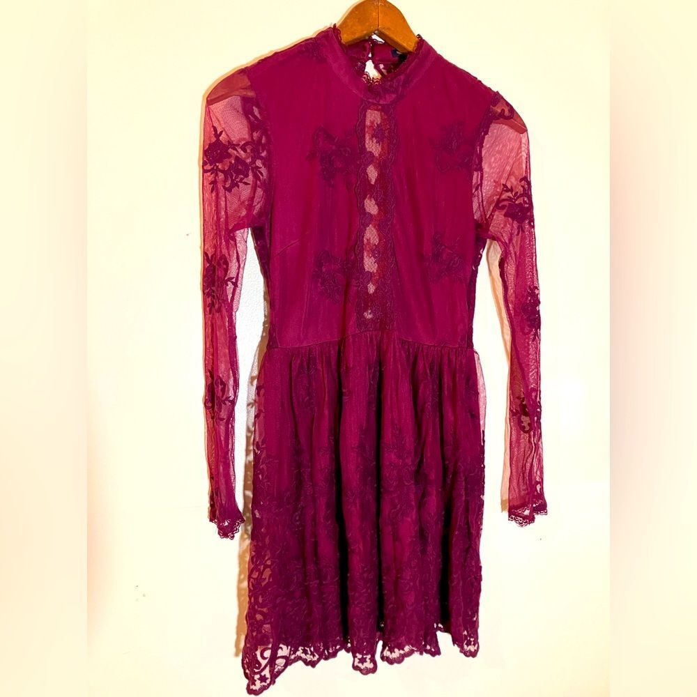 Forever 21 lace dress, excellent condition, size small